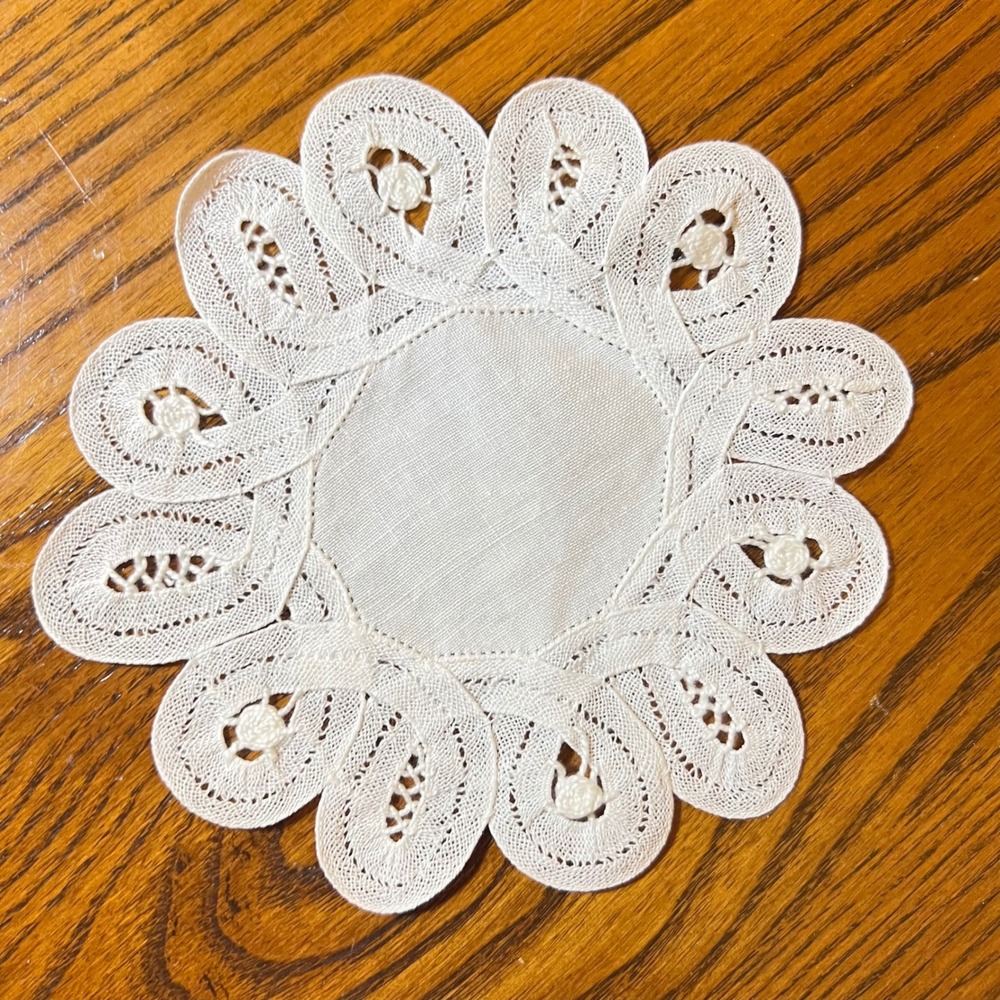 Belgian Lace Doily Coaster 5.5" Vintage Scallops Cottage Grandmacore Coqutte